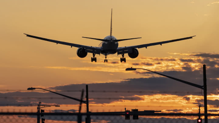 俄客機泰國途中緊急降落，考驗人性的航空之旅