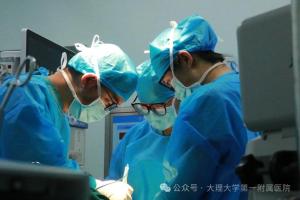 云南幼童咬電池引發(fā)安全事故，兒童安全教育警鐘長(zhǎng)鳴