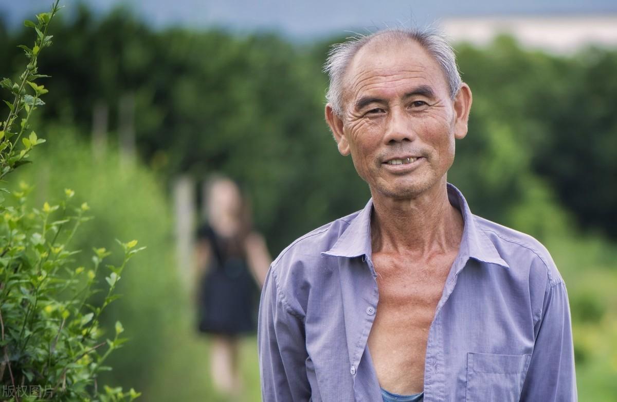 女孩父親一腳踢飛男孩，解決孩子間爭執(zhí)的方法