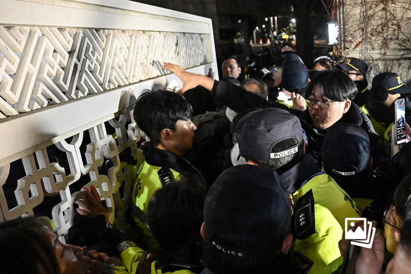 韓國(guó)國(guó)會(huì)出入口關(guān)閉事件，在野黨輔佐團(tuán)與警方對(duì)峙