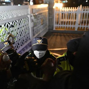 首爾市民緊急戒嚴(yán)令，荒謬至極