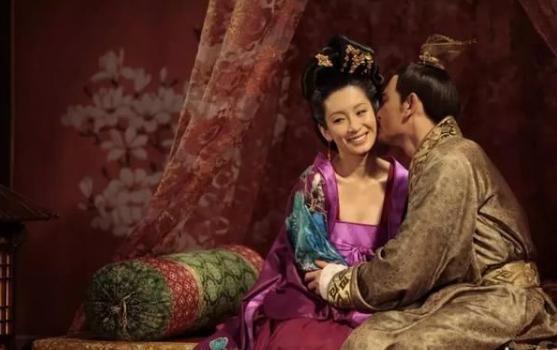 數(shù)字時(shí)代的婚姻危機(jī)，男子揭露妻子秘密結(jié)婚引發(fā)廣泛反思