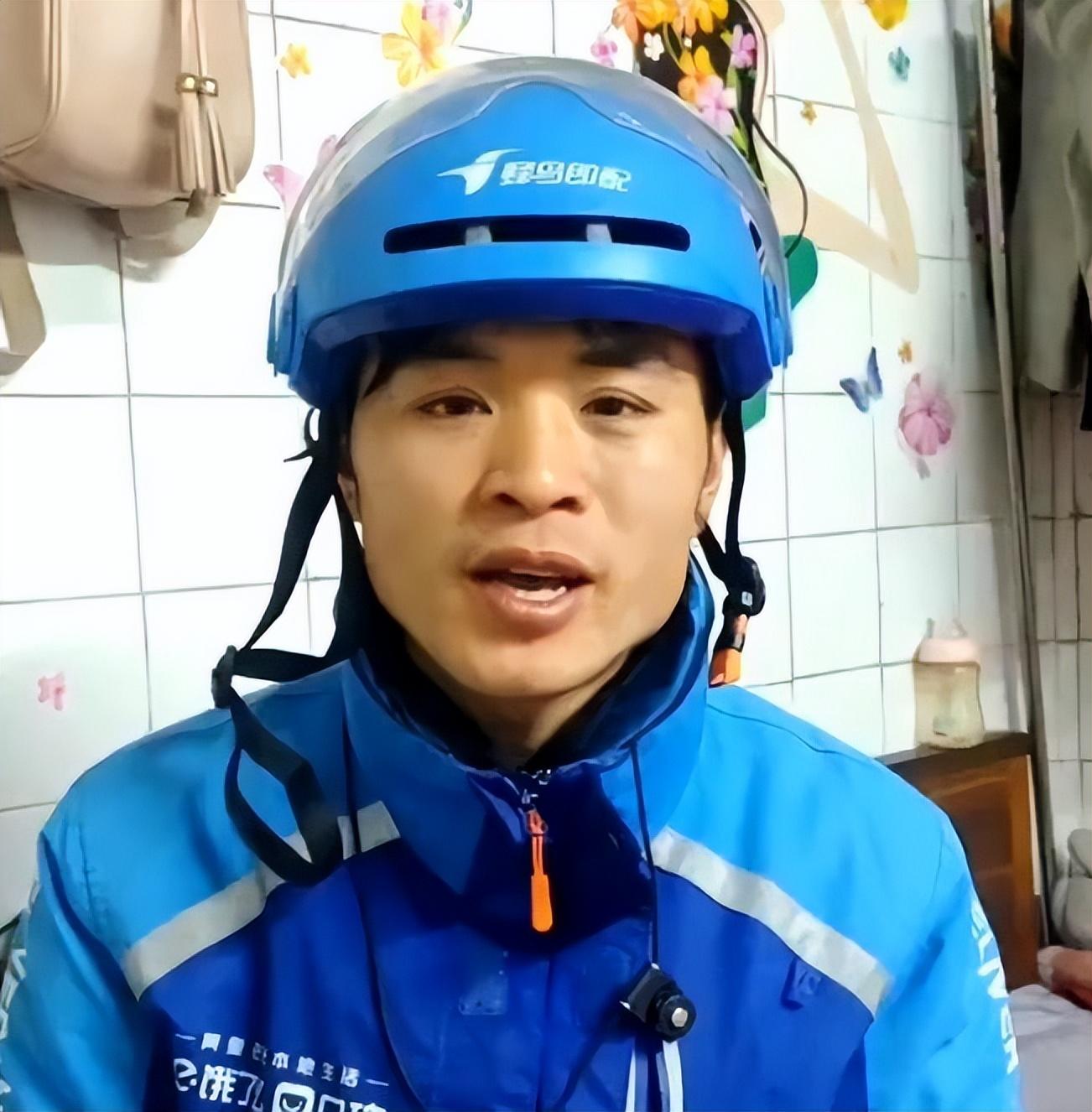 小哥凌晨背女兒送外賣，暖心男子贈錢送衣瞬間感動人心