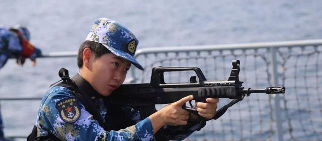 韓國會沖突現(xiàn)場女子搶特種兵槍支