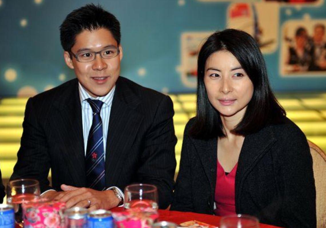 霍震霆霍啟剛攜郭晶晶現(xiàn)身南沙灣，體育與商業(yè)的跨界盛會