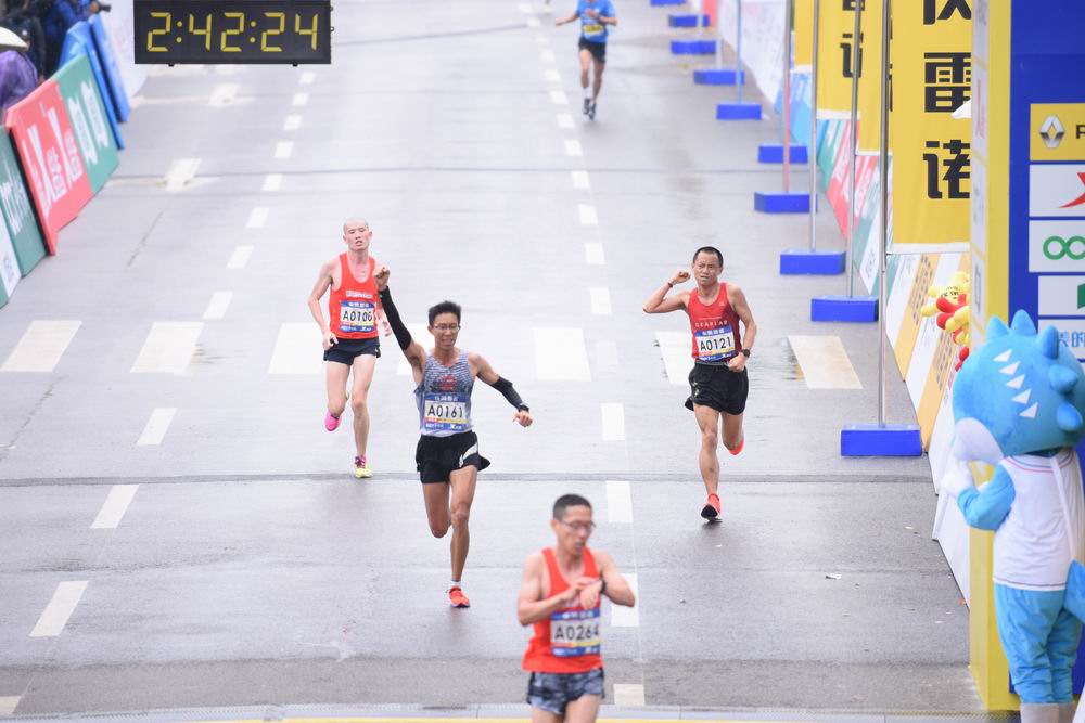 蹭跑全馬女孩父親，可以去其他地方跑