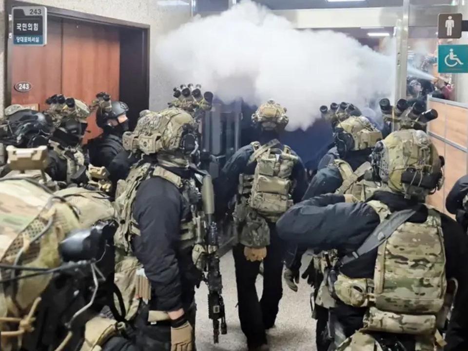 韓國緊急戒嚴(yán)，士兵破窗強闖國會