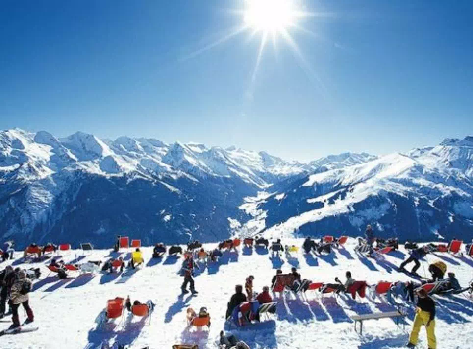 滑雪場從廁所接水給游客喝，旅游場所衛(wèi)生條件質(zhì)疑，滑雪場管理方責(zé)任，游客權(quán)益保護，解決方案探討