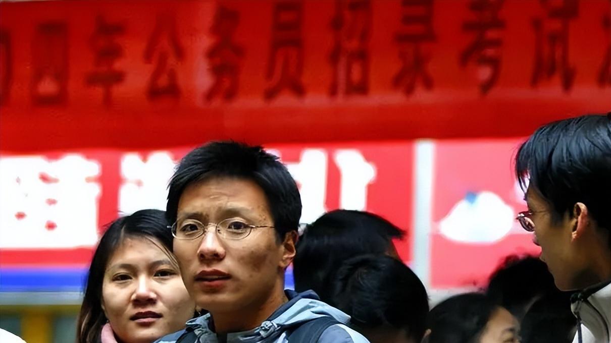 逆境與機(jī)遇，公務(wù)員的奮斗之路