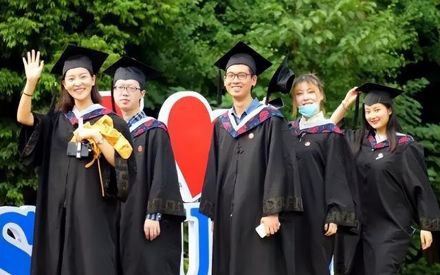 金本銀碩銅博的學(xué)歷迷思，博士畢業(yè)難，為何仍被輕視？