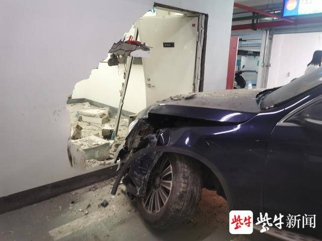 司機誤踩油門，su7穿墻撞上商務(wù)車