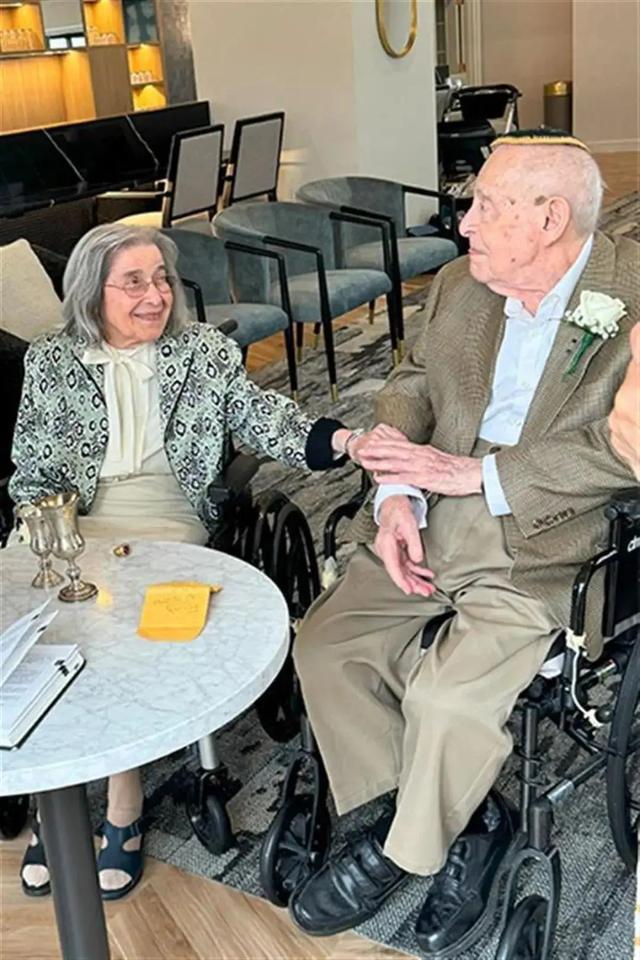 102歲老太嫁100歲老頭 刷新紀(jì)錄