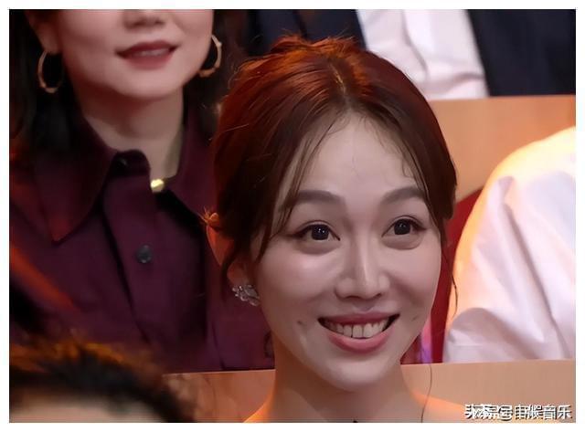 姜妍的溫暖眼神，讓臺上的人自信勇敢