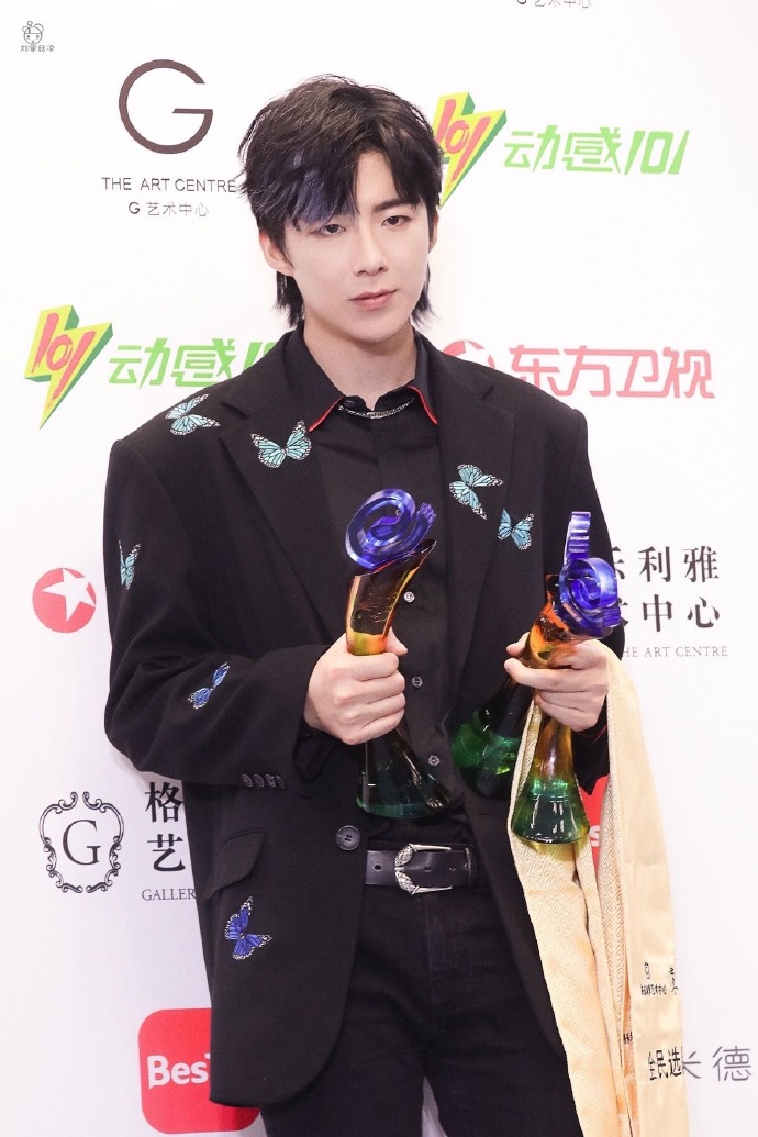 劉宇寧劈叉領(lǐng)獎(jiǎng)，展現(xiàn)無(wú)限魅力