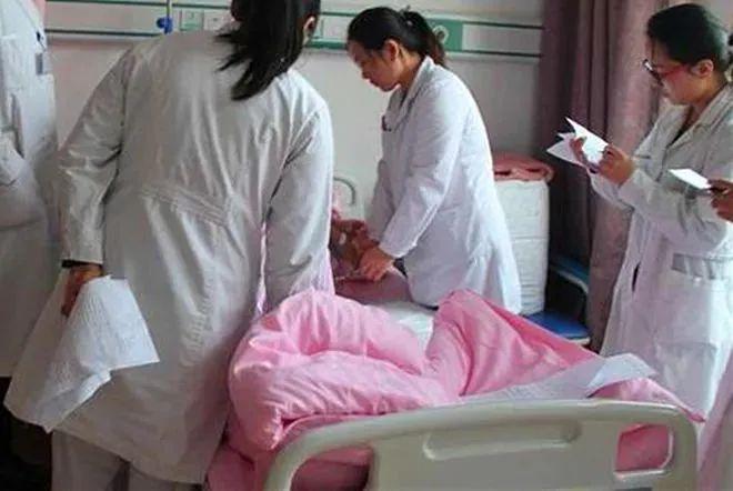 彩虹夫婦女兒出院，5年剖4胎