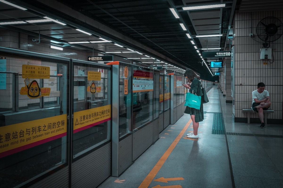 廣州地鐵，便捷出行，城市發(fā)展的動脈
