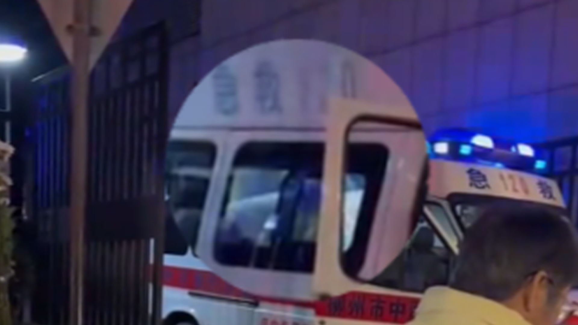 多部門回應(yīng)私家車擋住救護(hù)車去路