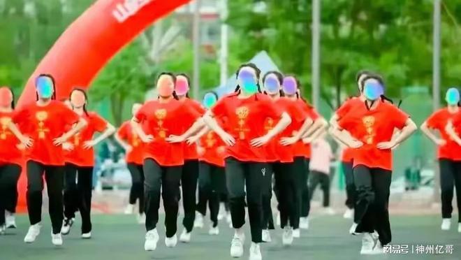 高校學(xué)子集體退貨，7件演出服穿完即退