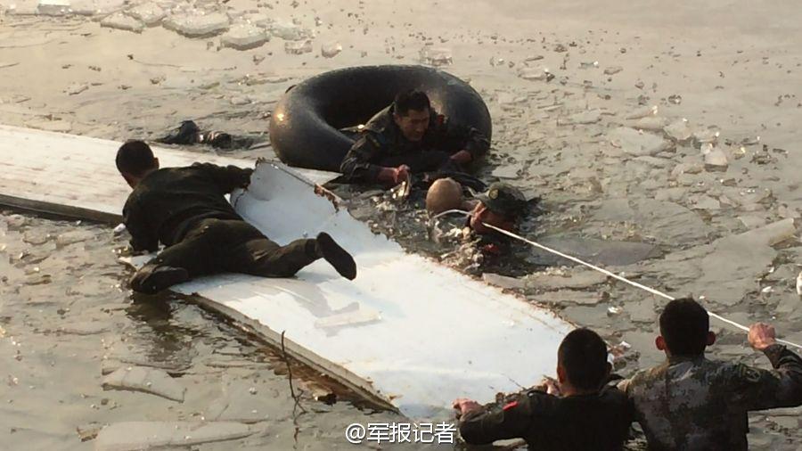 退伍軍人跳橋救人，凍得通紅