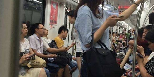 漠河火車站大姐監(jiān)督游客穿棉褲