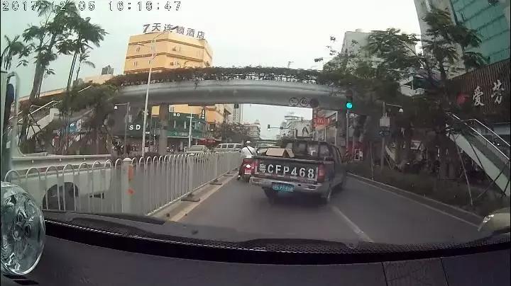 女子舉報丈夫邊開車邊看美女視頻