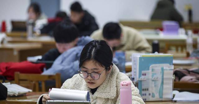 考上還是放棄？，明明知道卻堅(jiān)持？，值得為夢想堅(jiān)持嗎？，放棄還是勇敢？，夢想值得堅(jiān)持嗎？