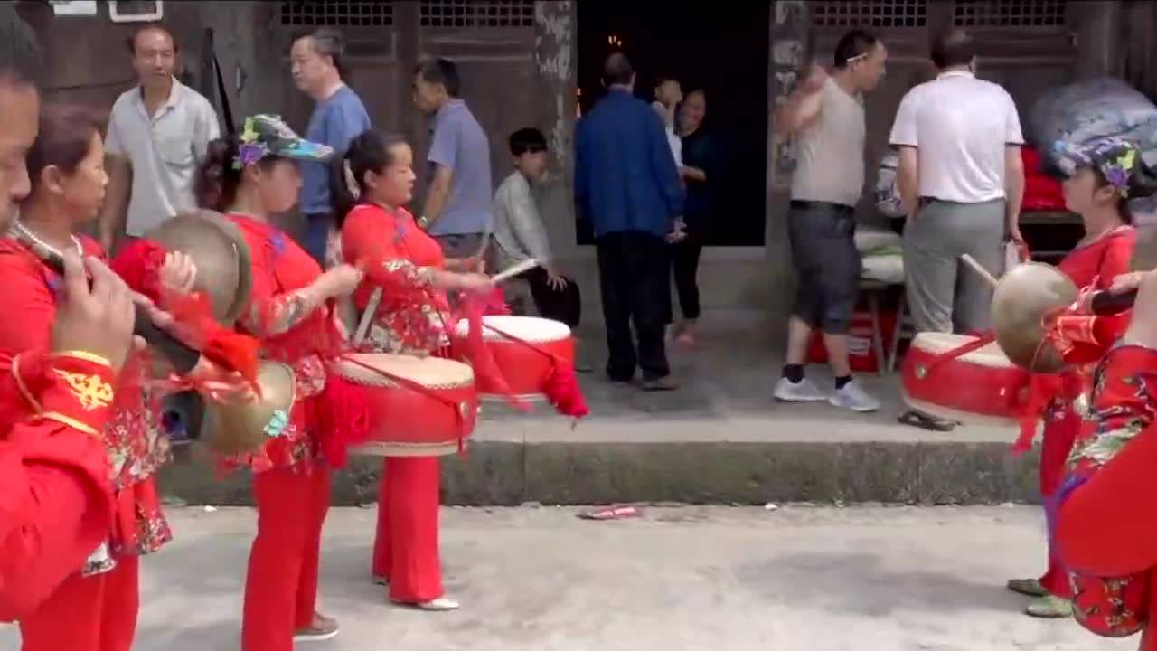 新娘出嫁前跪拜父母遺像，淚灑告別，婚禮前新娘哭喊我走了，依依不舍，新娘出嫁，淚別父母遺像，婚禮上新娘哭喊我走了，感動全場，新娘出嫁，跪拜父母遺像哭喊
