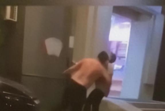 男子在寒冬中光膀抱赤裸幼兒，引發(fā)社會道德思考