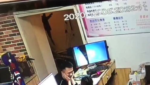 被監(jiān)控的親密時刻，情侶臺球廳的私密世界