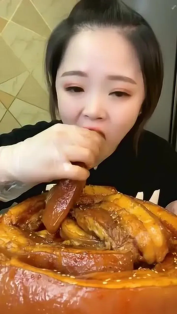 吃播為引流，吞下兩斤純肥肉