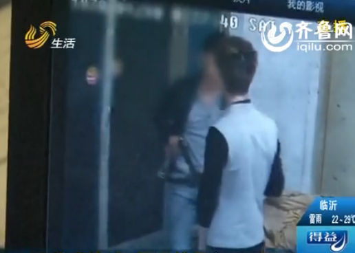 男子持刀行兇，被警方制服，男子持刀搶劫，被群眾制服，男子持刀自殘，被救下，男子持刀傷人，被警方調(diào)查，男子持刀威脅他人，被警方制服
