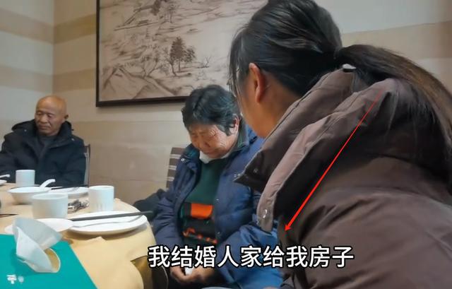 被抱養(yǎng)女子靠姐夫扛鋼筋接濟上大學