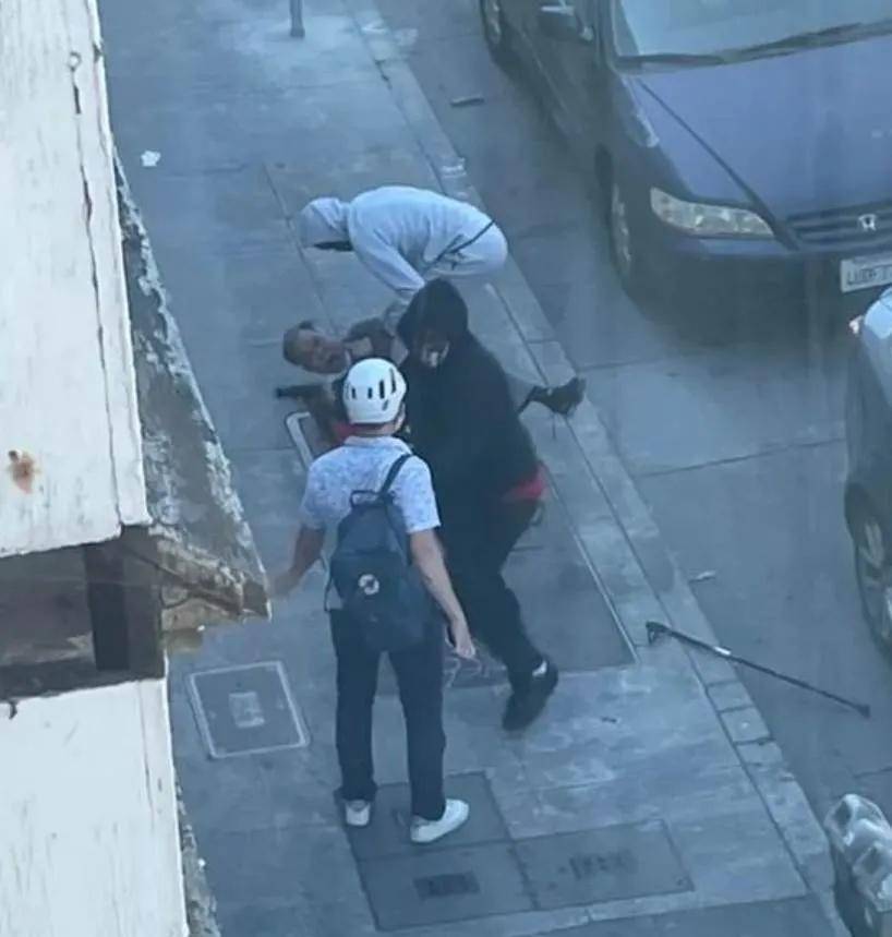 學生扮匪徒被路人大爺撂倒
