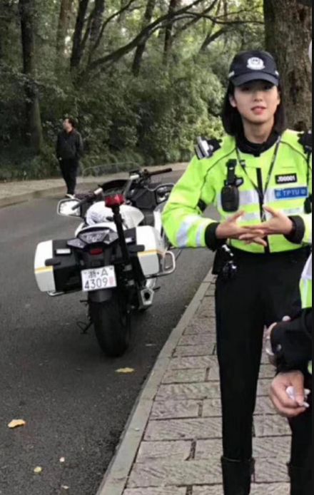 杭州女騎警神似賈靜雯