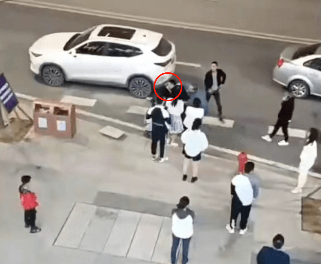 小伙阻止女生被偷拍遭毆打