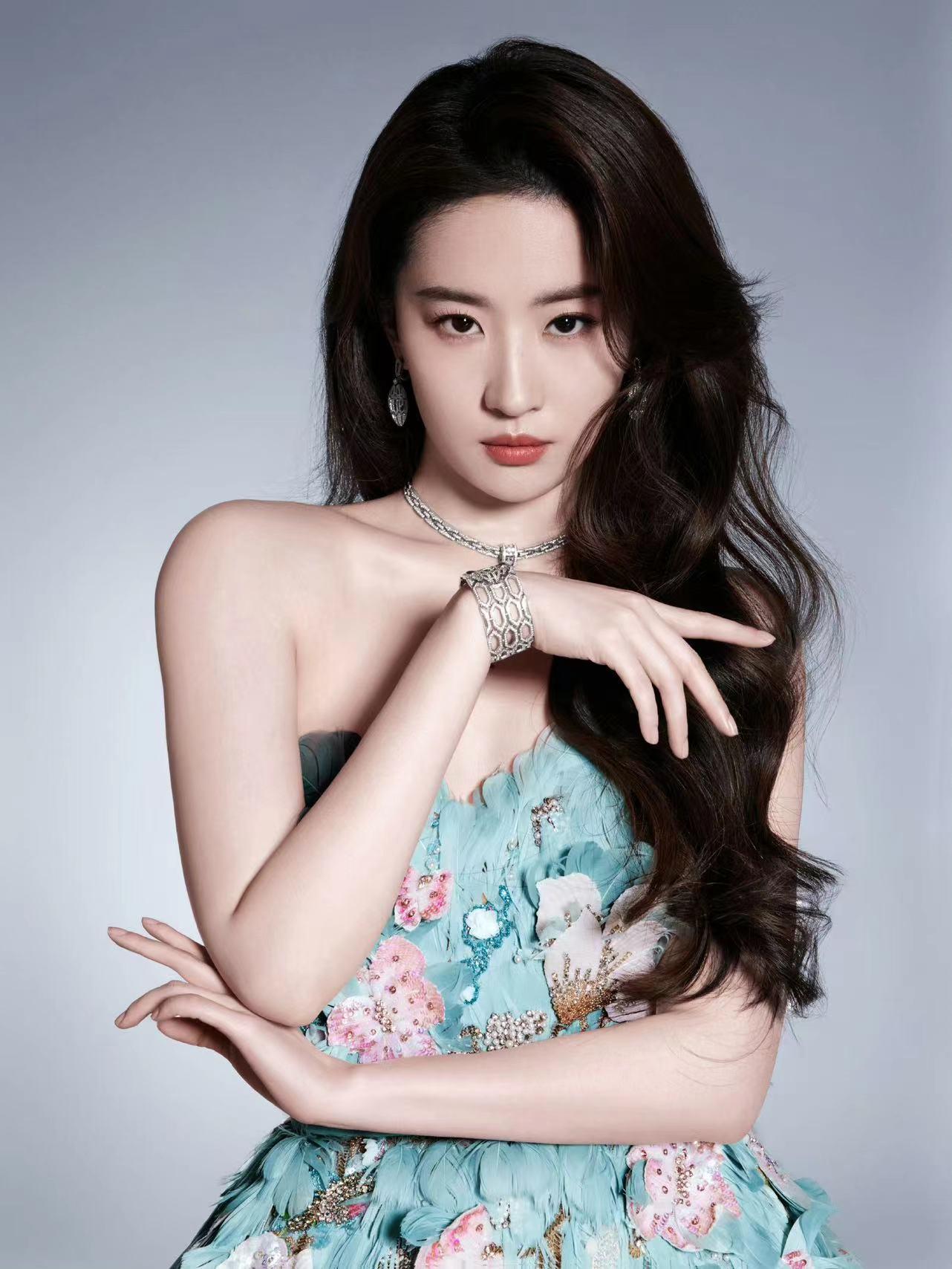 劉亦菲晚宴美到發(fā)光