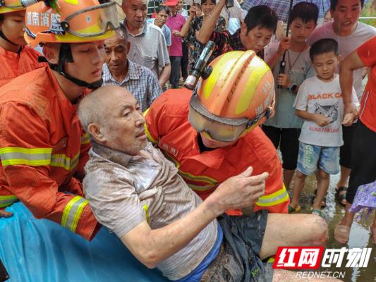 一場悲劇，兩個孩子被卡在一個墻縫里