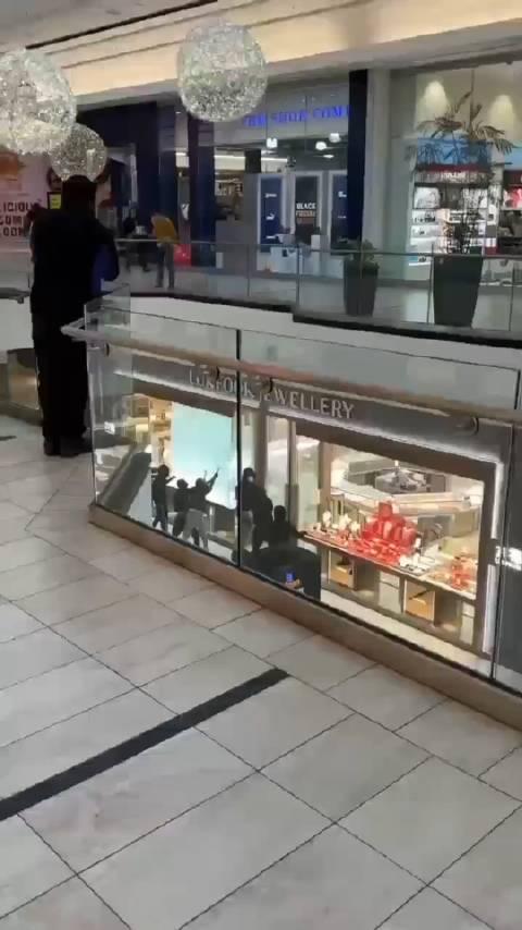 加拿大周大福門店遭搶，保安袖手旁觀
