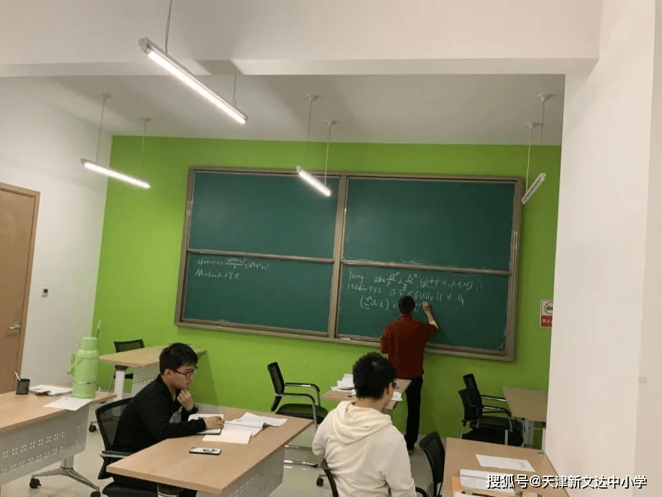 成都石室成飛中學(xué)學(xué)霸就餐區(qū)引發(fā)爭(zhēng)議，學(xué)校已道歉。