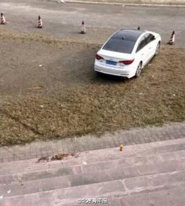 男子開跑車進高校玩漂移壓壞草坪