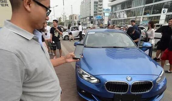 女子8年后才想起提車，寶馬車竟還在經(jīng)銷商處