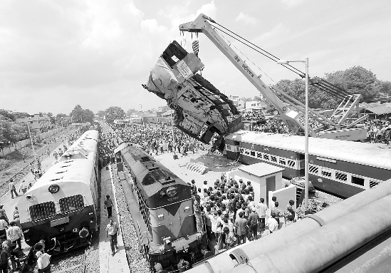列車遭吊臂撞擊，乘客發(fā)出聲音