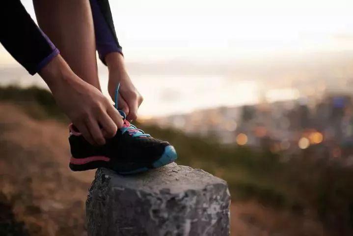 女子穿板鞋爬山回家脫鞋時(shí)竟被鞋內(nèi)景象嚇到