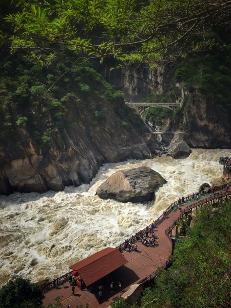 李現(xiàn)在虎跳峽舉國旗
