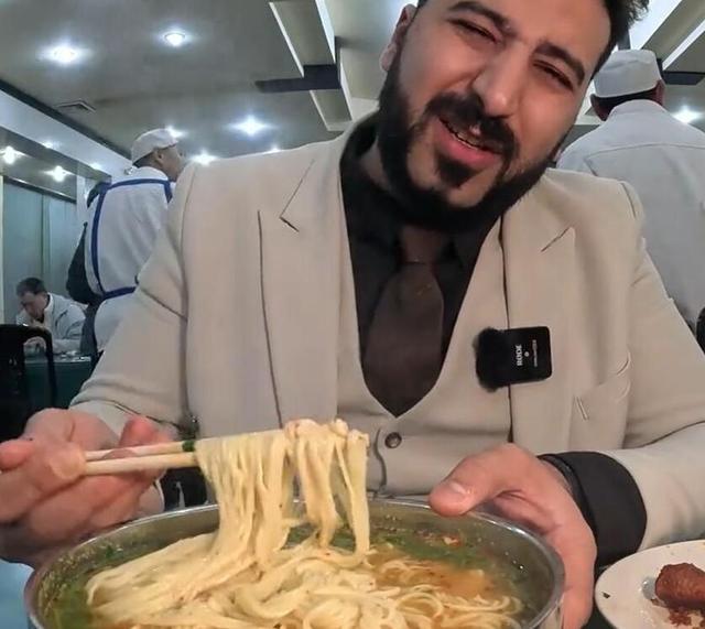 伊拉克老王被甩面聲嚇到桌底