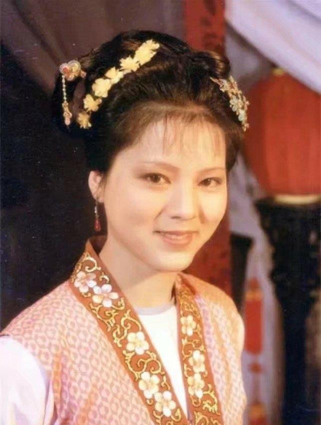 襲人穿富貴之衣，回鄉(xiāng)探親