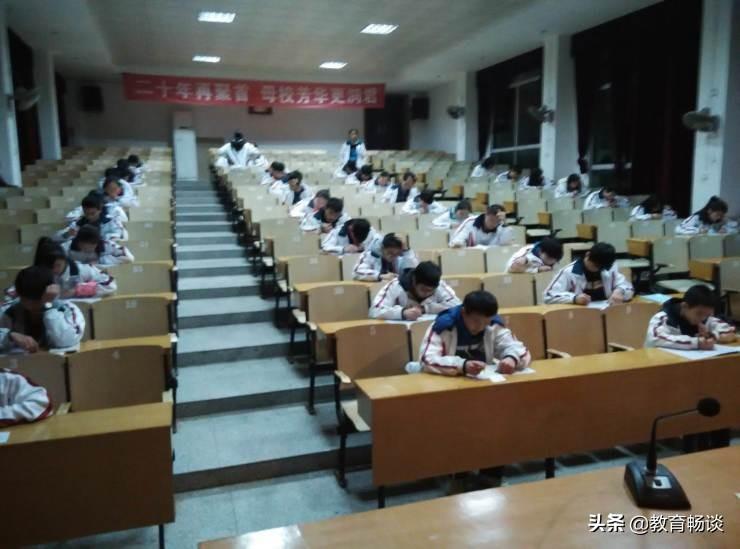 男生考場(chǎng)盯空調(diào)，英文不濟(jì)成笑話