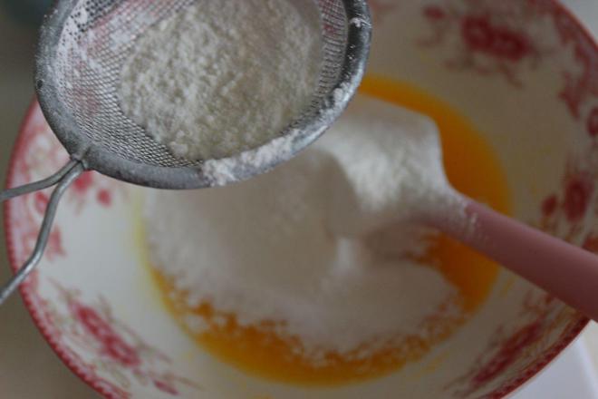 蛋糕分完，她還沒(méi)上桌