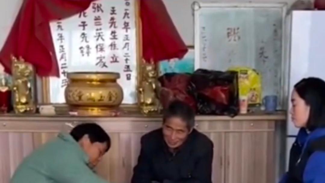 女生學(xué)殯葬后親戚遞紅包手都發(fā)抖