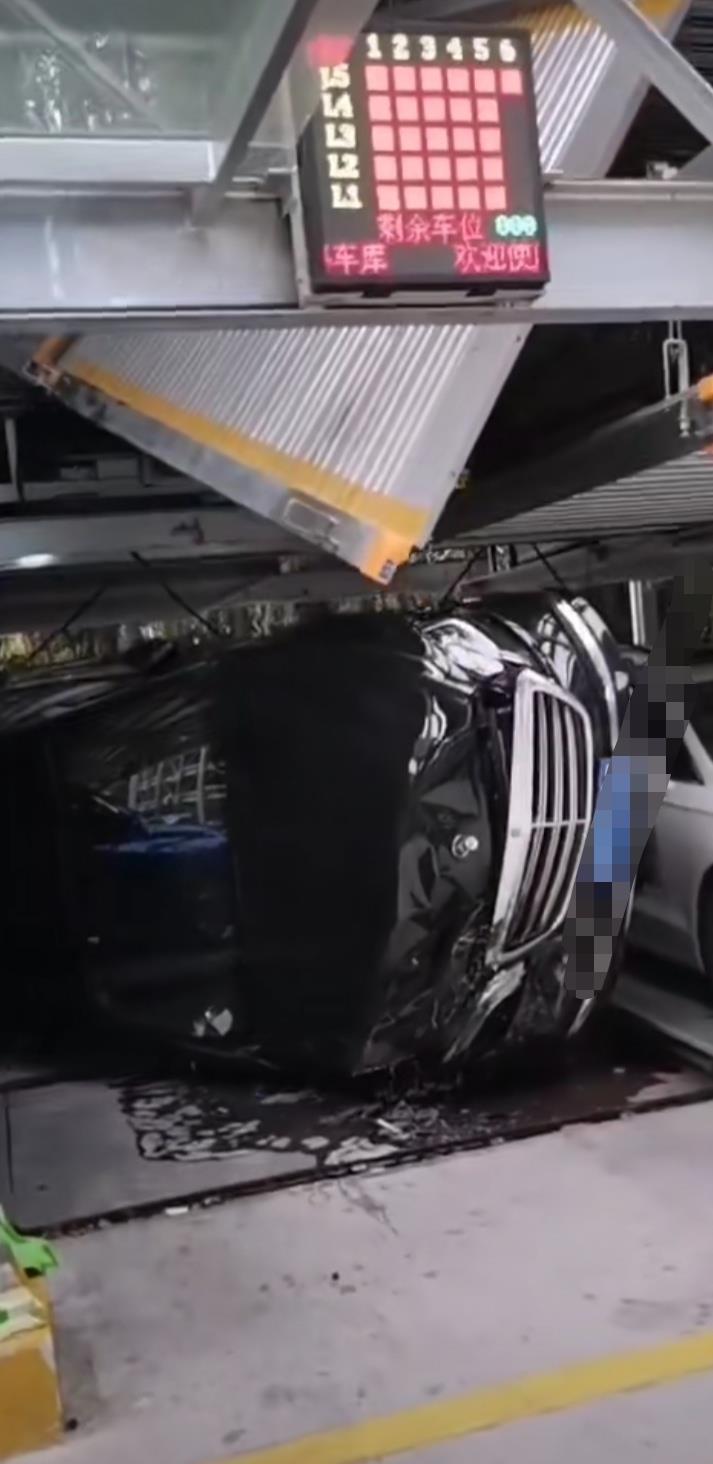 立體車庫車輛卡住事件